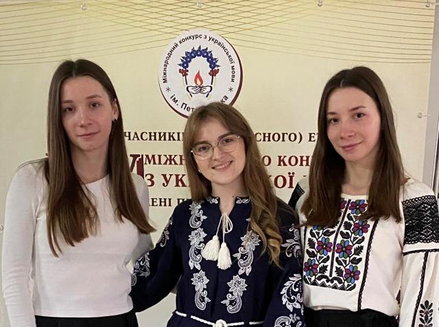 Учасники конкурсу - студенти факультету філології і журналістики ТНПУ